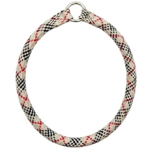 Vista lateral del collar nylon redondo mostrando grosor y flexibilidad