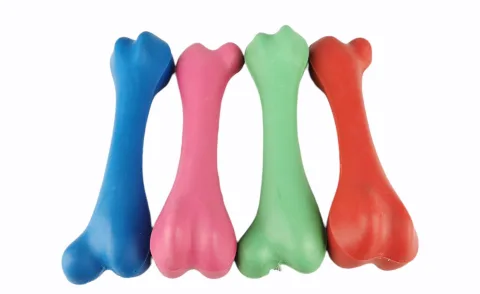 Hueso de caucho grande 20 cm para perros en fondo blanco
