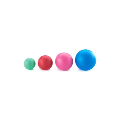 Vista lateral de pelota resistente para perros medianos